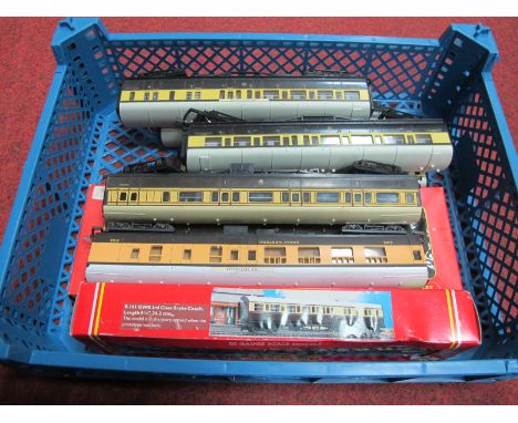 Eight "OO"Gauge/4mm G.W.R Brown/Cream Coaches, boxed Hornby Ref R161 brake/3rd, very good, boxed Triang Ref R26 1st/3rd, very
