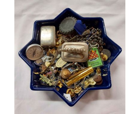 A star shaped ceramic flan dish containing a quantity of costume jewellery and other collectable items including silver Bedfo