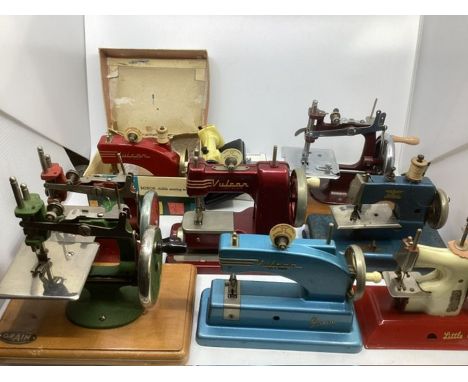 Vintage doll toy sewing machines selection; an array of good manual mid centenary to 1950s for children's sewing manual machi