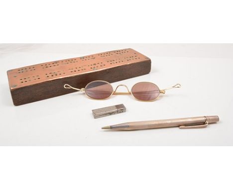 Copper faced cribbage board, 20cm, a Yard-O-Led propelling pencil, a pair of yellow metal tinted spectacles.
