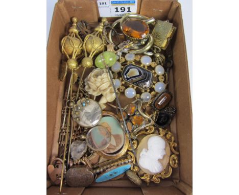 19th century gold mounted hardstone stick pin, Georgian, Victorian and later costume jewellery in one box