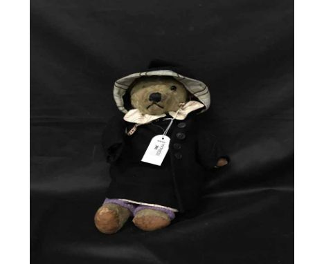 BLONDE VINTAGE TEDDY BEARwearing a coat