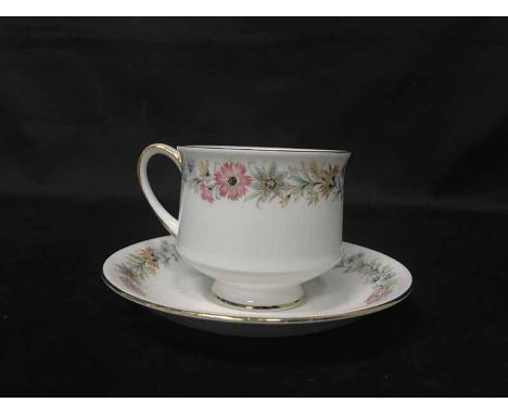 LOT OF NORITAKE TEA AND DINNER CHINA AND A PARAGON 'BELINDA' PATTERN TEA SERVICE 
