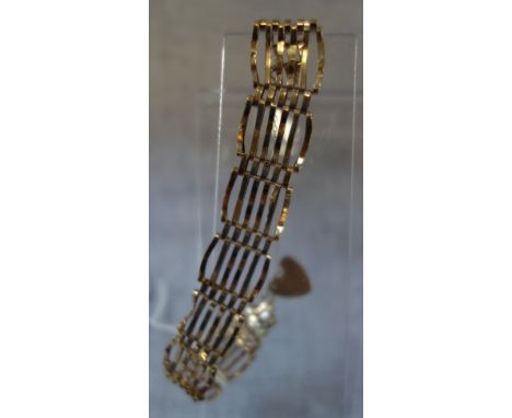 A 9CT YELLOW GOLD GATE LINK BRACELET, with padlock clasp and safety chain, approx 9.50gm