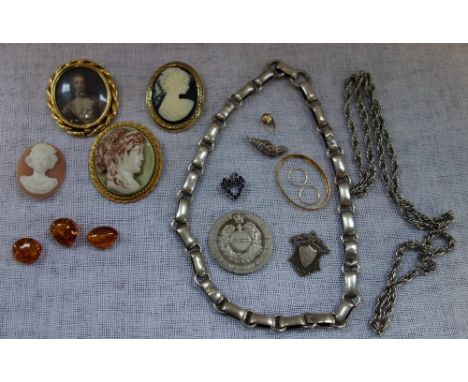 A COLLECTION OF JEWELLERY, to include a portrait brooch