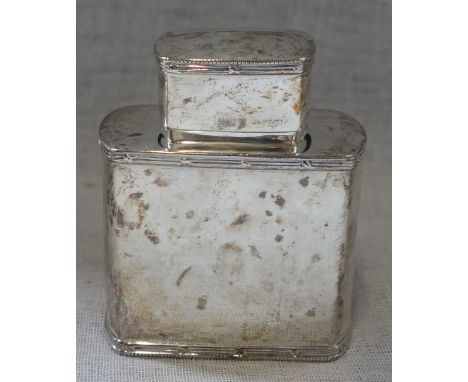 A SILVER FLASK, with pull off lid, approx 4.90oz