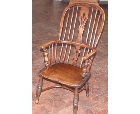 19th century elm Windsor chair with crinolin bow. Condition report: see terms and conditions