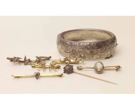 Five gold bar brooches, metal stick pin and a silver bangle. Condition report: see terms and conditions