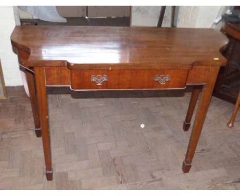 Mahogany side table. Condition report: see terms and conditions
