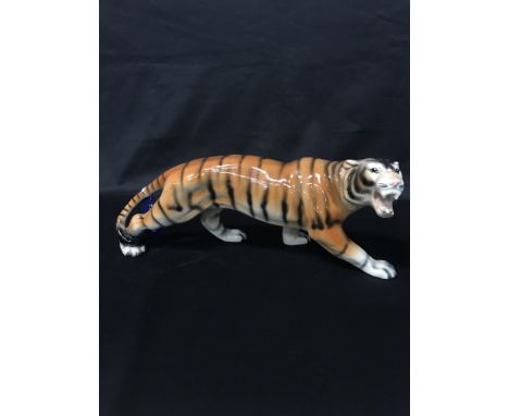 CERAMIC FIGURE OF A PROWILNG TIGER