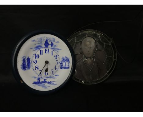 STAINED GLASS PENDANT with a Delft wall clock (2)