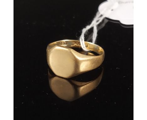 A 9ct gold gent's signet ring, size R, weight approx 3.9g