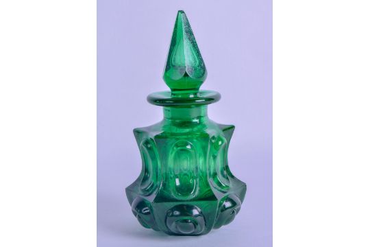 A VICTORIAN GREEN GLASS PERFUME BOTTLE green glass perfume bottle with stopper