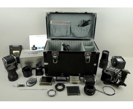 A Hasselblad 2000FC camera, together with a Carl Zeiss lens NR5756257, a Carl Zeiss Distagon 50mm lens NR 6115412, a 500C/M H