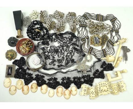 A quantity of antique and vintage jewellery, and vertu including sewing implements, cameos, hardstone beads, Victorian brooch