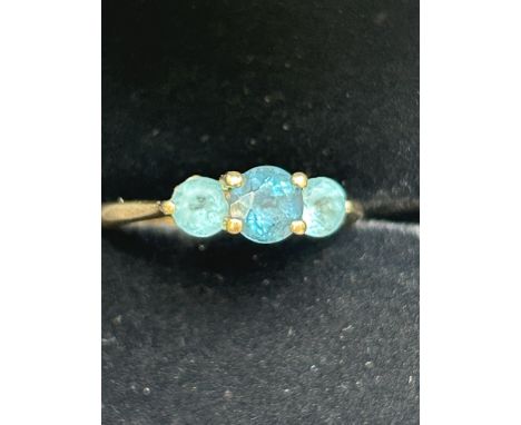 9ct Gold ring set with blue topaz &amp; 2 light blue stones Size O 1.6g 