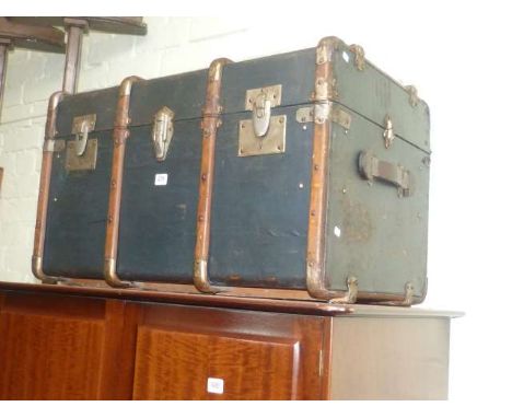 Steamer fitted trunk