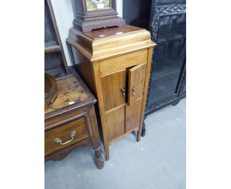 AN APOLLO CASED GRAMOPHONE, IN MAHOGANY CASE WITH SPEAKER OVER STORAGE, HAVING CADDY SHAPED TOP 