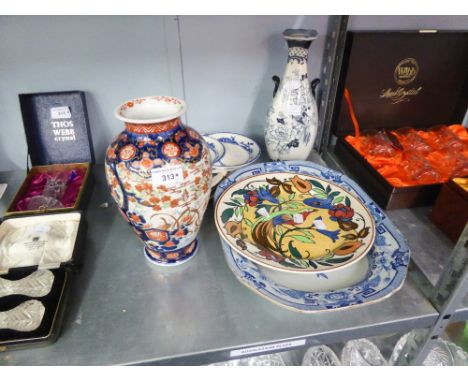 A QUANTITY OF VARIOUS DECORATIVE ITEMS TO INCLUDE; ROYAL DOULTON D4602 PLATE WITH  BIRD DECORATION ; A MODERN JAPANESE VASE, 