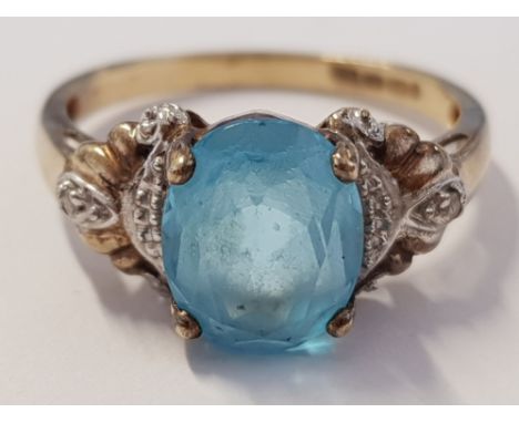 9CT YELLOW GOLD OVAL BLUE STONE AND DIAMOND RING, 3.1G SIZE R