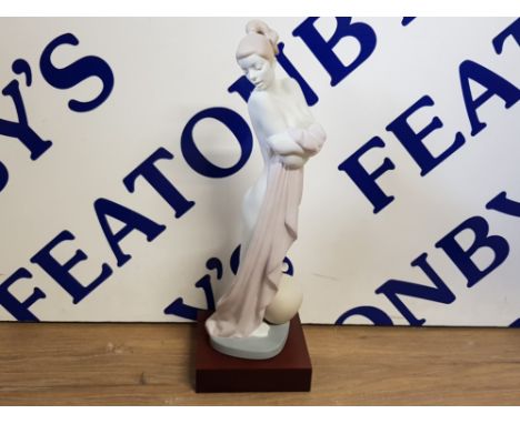 LIMITED EDITION LLADRO FIGURE 3023 AFTER THE BATH, NUMBER 228 OF 300 AND SIGNED UNDERNEATH, WITH ORIGINAL BASE AND BOX