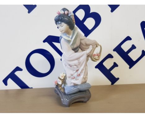 LLADRO FIGURE 1447 JAPANESE GEISHA MICHIKO WITH ORIGINAL BOX, SIGNED AND DATED TO BASE