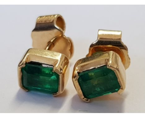 A PAIR OF 18CT YELLOW GOLD AND OCTAGON STEP CUT COLUMBIAN EMERALD STUD EARRINGS THE EMERALDS BEING NATURAL AND UNTREATED .43C