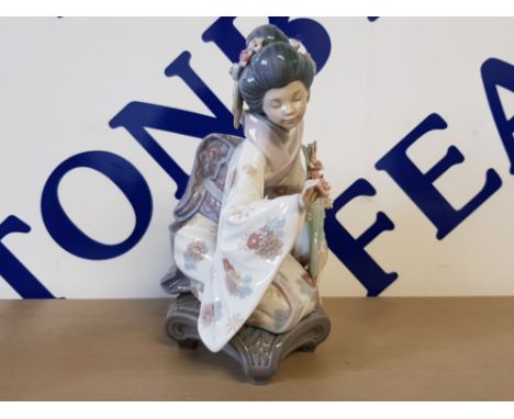 LLADRO FIGURE 1450 GEISHA GIRL KIYOKO PICKING FLOWERS, UNBOXED