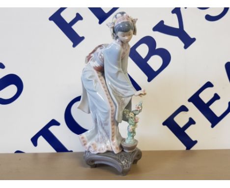 LLADRO FIGURE 1449 GEISHA GIRL MAYUMI PICKING FLOWERS