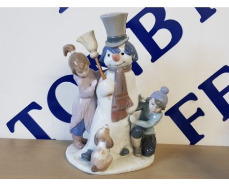 LLADRO FIGURE 5713 BUILDING A SNOWMAN