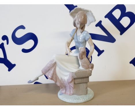 LLADRO FIGURE 7612 PICTURE PERFECT FROM THE LLADRO COLLECTORS SOCIETY 5TH ANNIVERSARY