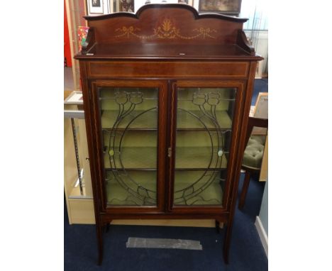 An Edwardian mahogany two door display cabinet, with cross banded decoration through out, with lead light glazed doors and up