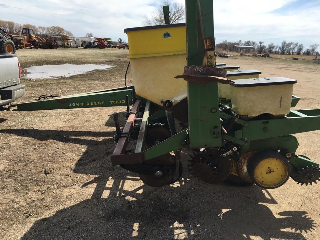 John Deere 7000 Planter W/ Dry Fert. Yetter no til 6 row 36"; Single Disk Openers w monitor . Fer