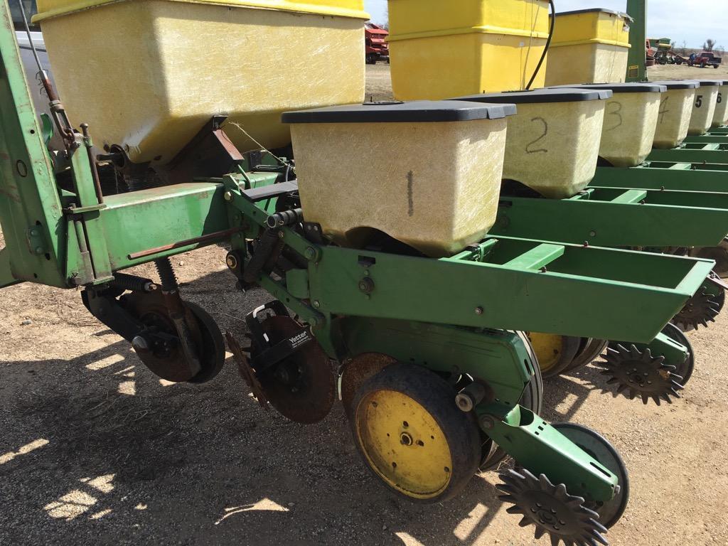 John Deere 7000 Planter W/ Dry Fert. Yetter no til 6 row 36"; Single Disk Openers w monitor . Fer
