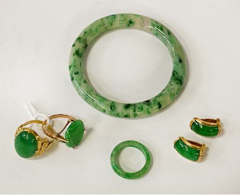 HIS &amp; HERS 14CT GOLD &amp; JADE RINGS &amp; EARRINGS WITH JADE BANGLES - SIZES K UNISEX