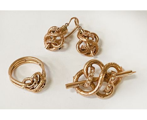 GOLD SET OF EARRINGS, BROOCH &amp; A SEED PEARL GOLD RING 18.5 GRAMS