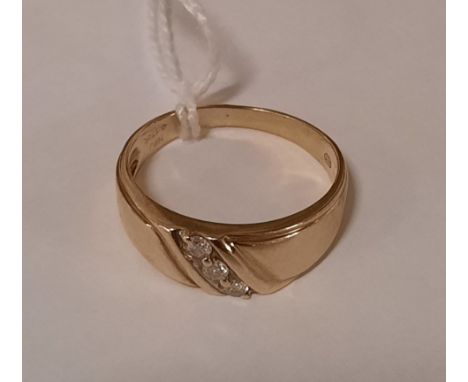 9 CARAT GOLD 3 DIAMOND RING - SIZE R / S