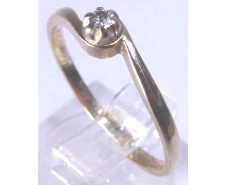 9 CT GOLD DIAMOND RING. 9 ct yellow gold solitaire diamond set ring, 1,3g 