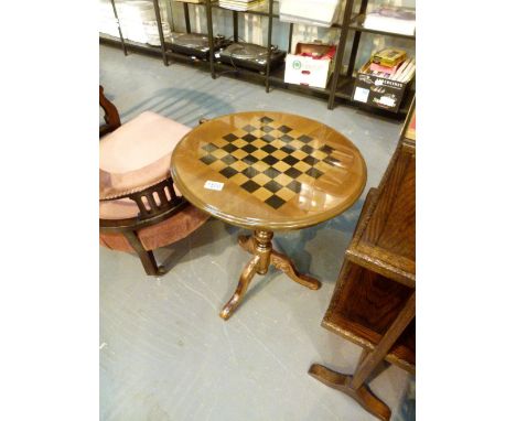 CHESS TABLE ON TRIPOD BASE. Circular chess table on tripod base D: 50 cm