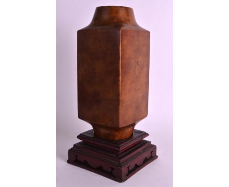 AN EARLY 20TH CENTURY CHINESE CARVED BROWN JADE KONG Late Qing, of square form, supported on a fitted hardwood base. Jade 9.5