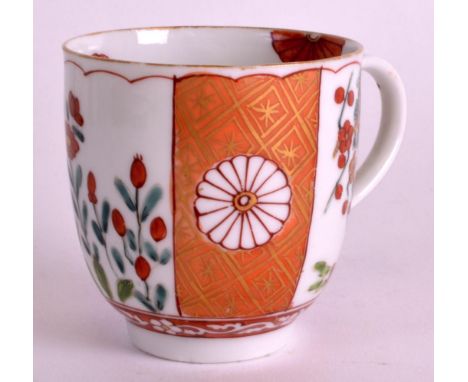 AN 18TH CENTURY WORCESTER COFFEE CUP painted in the Giles workshop with a scarlet Japan style pattern. 2.5ins high.