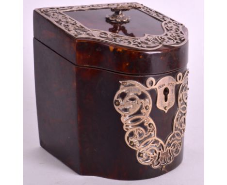 AN EDWARDIAN SILVER MOUNTED TORTOISESHELL TEA CADDY by E S Barnsley & Co Ltd, with pierced mounts and central lock plate. Bir