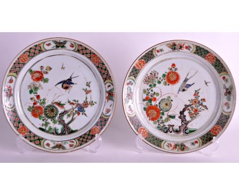 A PAIR OF 17TH CENTURY CHINESE KANGXI FAMILLE VERTE PLATES C1690 painted with a magpie in flight over foliage. 8.75ins diamet