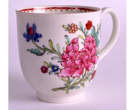 AN 18TH CENTURY WORCESTER COFFEE CUP painted in the Chinese Export style with a large chrysanthemum. 2.75ins high.