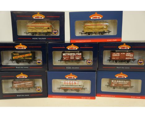 Collection of 8 Bachmann carriages 