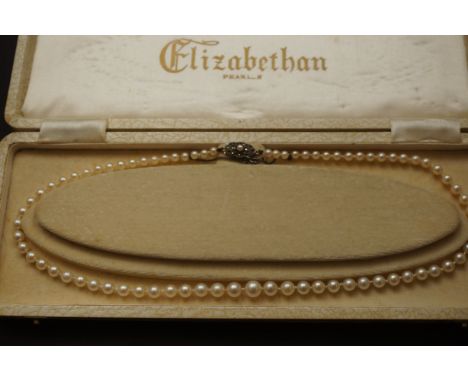 Pearl necklace with silver clasp 