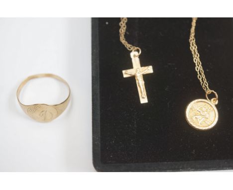 9ct Gold gents signet ring Size R together with 2x 9ct Gold chain &amp; pendants Weight 3.3g