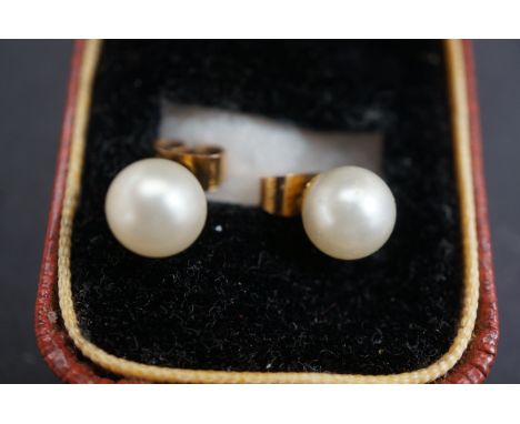 Pair of 9ct Gold pearl earrings 