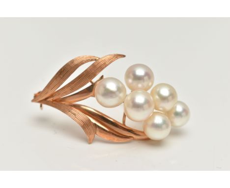 A YELOW METAL CULTURED PEARL BROOCH, floral design set with a cluster of six cultured white pearls each with a pink hue, each