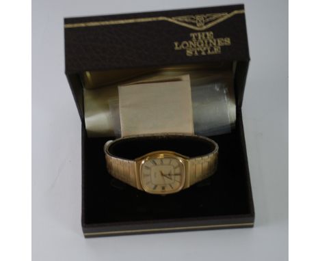 A GENT'S LONGINES QUARTZ WRISTWATCH WITH PALE GOLD COLOURED, ROUND CORNERED, SQUARE ROMAN DIAL having sweep seconds hand and 
